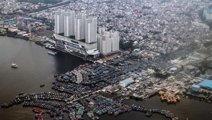 Foto udara bangunan kawasan pesisir utara di Jakarta, Rabu (17/1/2024). Bank Indonesia (BI) memperkirakan pertumbuhan ekonomi 2024 akan berada di kisaran 4,7 persen-5,5 persen atau lebih tinggi dibanding proyeksi pertumbuhan ekonomi sepanjang 2023 yakni  4,5 persen-5,3 persen dengan ditopang permintaan domestik. ANTARA FOTO/Yulius Satria Wijaya/wpa.