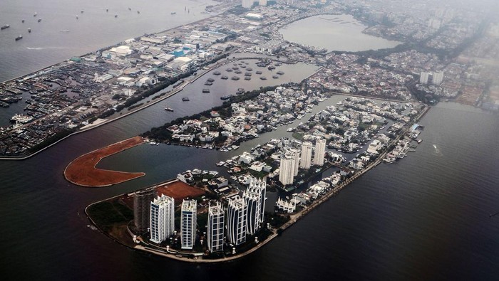 Foto udara bangunan kawasan pesisir utara di Jakarta, Rabu (17/1/2024). Bank Indonesia (BI) memperkirakan pertumbuhan ekonomi 2024 akan berada di kisaran 4,7 persen-5,5 persen atau lebih tinggi dibanding proyeksi pertumbuhan ekonomi sepanjang 2023 yakni  4,5 persen-5,3 persen dengan ditopang permintaan domestik. ANTARA FOTO/Yulius Satria Wijaya/wpa.