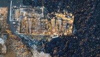 Tampak sejumlah rumah hancur terkena aliran lava.  