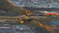 Para pekerja konstruksi membangun tanggul tanah untuk mengalihkan aliran lava menyusul letusan gunung berapi di tepi kota Grindavik, Islandia, 17 Januari 2024.  
