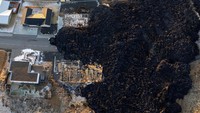 Sisa-sisa rumah yang hancur akibat aliran lava terlihat setelah letusan gunung berapi di pinggir kota Grindavik, Islandia, 17 Januari 2024.
