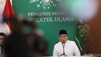 Kedatangannya disambut langsung oleh Ketum PBNU Yahya Cholil Staquf beserta jajarannya.