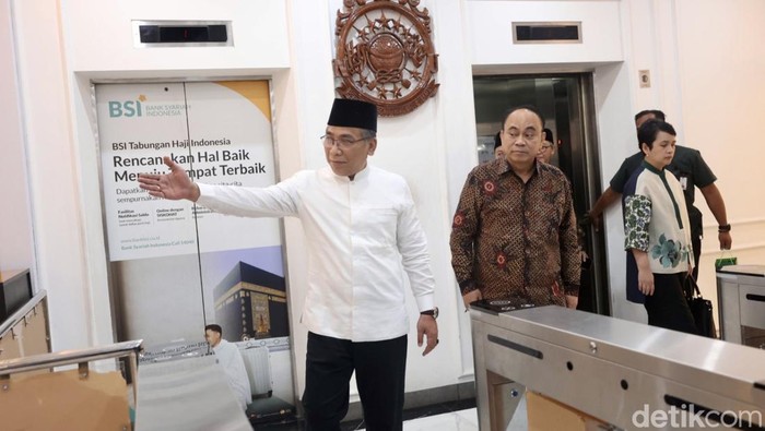 Potret Menkominfo Sambangi PBNU, Ajak Wujudkan Indonesia Digital 2045 Menteri Komunikasi dan Informatika (Menkominfo) Budi Arie Setiadi mendatangi gedung Pengurus Besar Nahdlatul Ulama (PBNU) di Jakarta. Budi menjelaskan kedatangannya untuk menjalin kerja sama mewujudkan Indonesia digital 2045 dengan PBNU, Kamis (18/1/2024).