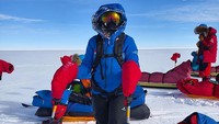 Putri akhirnya berhasil mengibarkan Merah Putih untuk bersanding dengan bendera negara-negara lain. Pencapaian ini sekaligus menjadikannya sebagai orang Indonesia pertama yang mencapai Kutub Selatan dengan berjalan menggunakan ski.