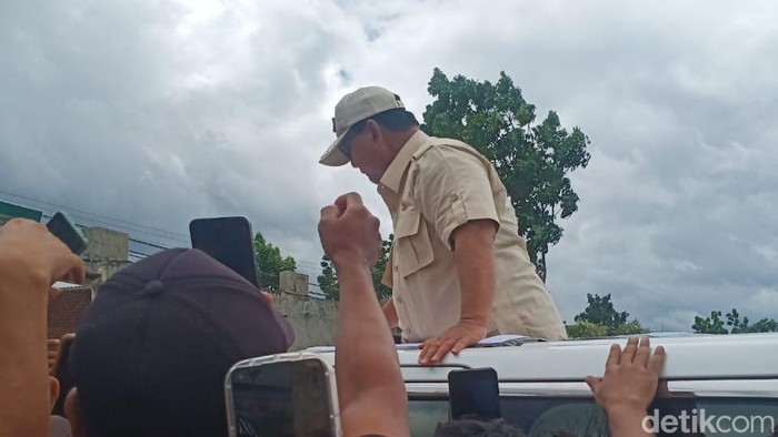 Prabowo bagi-bagi kaus kepada warga usai kunker di Blora, Kamis (18/1/2024).