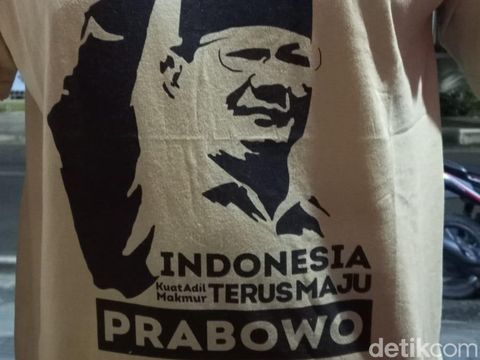 Prabowo bagi-bagi kaus kepada warga usai kunker di Blora, Kamis (18/1/2024).