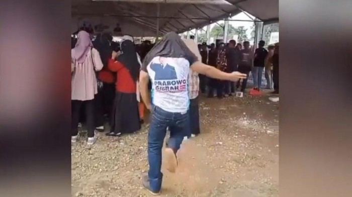 Pria berkaus Prabowo-Gibran berjoget di lokasi kampanye Anies Baswedan di Bone, Sulsel.