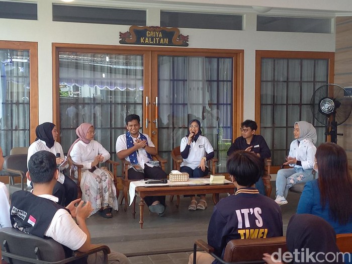 Putra capres nomor 01 Anies Baswedan, Mikail Azizi Baswedan, bertemu sejumlah milenial di kediaman Ketua DPC Partai Nasdem Solo, Eva Yuliana, Kamis (18/1/2024).