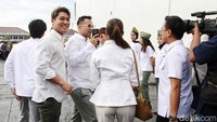 Selain Raffi dan Nagita, pelepasan bantuan untuk Gaza juga dihadiri Rizky Billar, Atta Halilintar, dan Aurel.