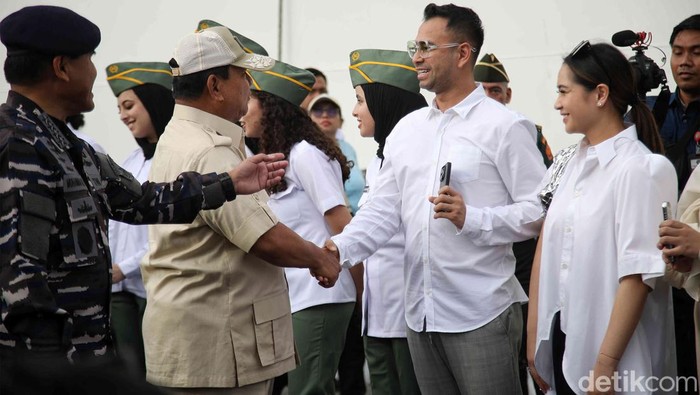 Menteri Pertahanan Prabowo Subianton berjabat tangan dengan Raffi Ahmad, Nagita Slavina, Rizky Billar,  Atta Halilintar dan Aurel saat pelepasan bantuan Palestina di kawasan dermaga Kolinlamil, Jakarta Utara, Kamis (18/1/2023).  Kehadiran mereka turut meramaikan pelepasan bantuan Palestina yang diangkut ke KRI Dr Radjiman Wedyodiningrat-992
