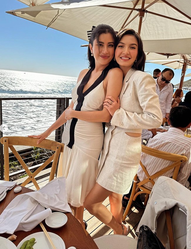 Kondangan di restoran tepi laut, Raline Shah tampil rapi mengenakan dress berwarna coklat. Di bagian sampingnya terdapat potongan yang membuat bagian pinggang Raline terlihat. Foto: Instagram/@ralineshah