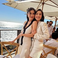 Kondangan di restoran tepi laut, Raline Shah tampil rapi mengenakan dress berwarna coklat. Di bagian sampingnya terdapat potongan yang membuat bagian pinggang Raline terlihat. Foto: Instagram/@ralineshah