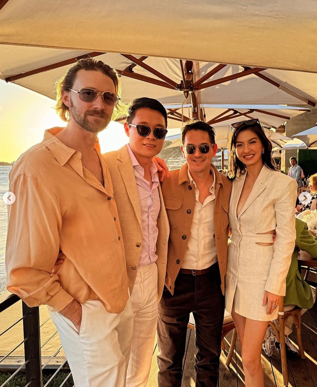 Tak lupa Raline juga berpose bersama para tamu undangan yang hadir. “Let the festivities begin! #weddingseason,” tulis Raline. Foto: Instagram/@ralineshah