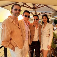 Tak lupa Raline juga berpose bersama para tamu undangan yang hadir. “Let the festivities begin! #weddingseason,” tulis Raline. Foto: Instagram/@ralineshah