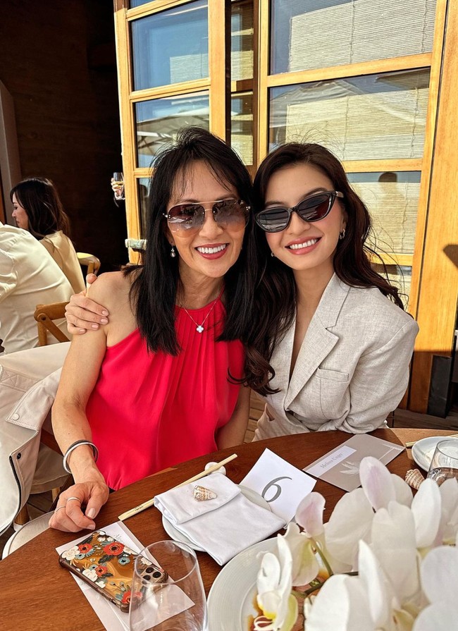 Penampilan Raline semakin terlihat cantik dengan pulasan makeup natural glow. Ditambah dengan kaca mata hitam, gayanya jadi kian stylish. Foto: Instagram/@ralineshah