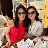 Penampilan Raline semakin terlihat cantik dengan pulasan makeup natural glow. Ditambah dengan kaca mata hitam, gayanya jadi kian stylish. Foto: Instagram/@ralineshah