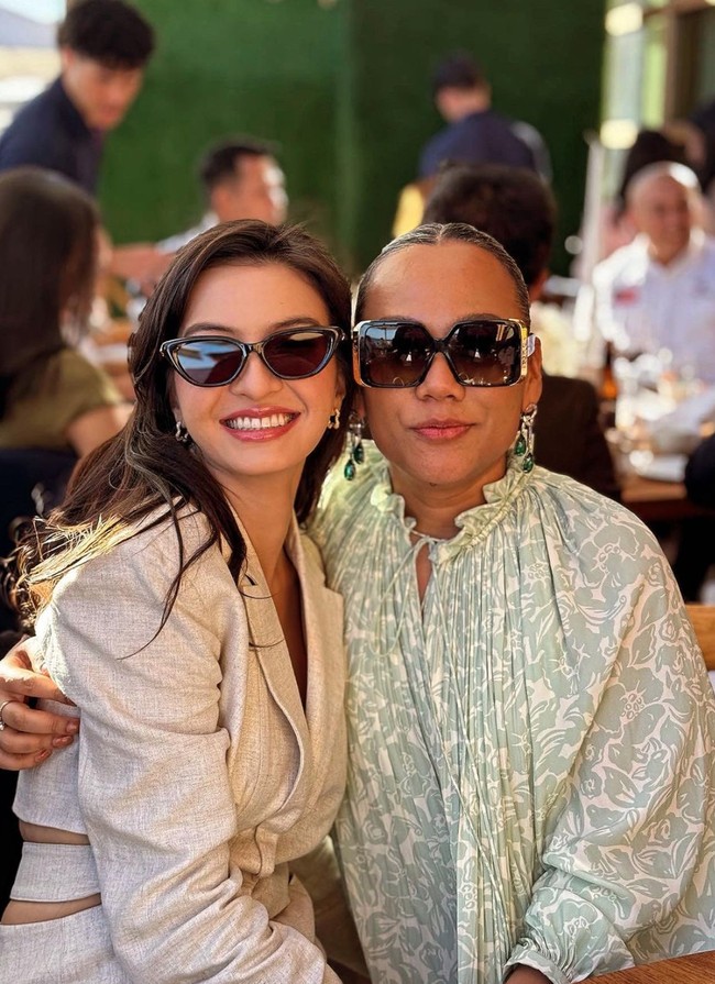 Gaya Raline pun terlihat bak sosialita. Cantik dan menawan, tak sedikit yang memuji penampilan wanita 38 tahun itu. “MasyaAllah cantiknya mbak,” komentar salah seorang netizen. Foto: Instagram/@ralineshah