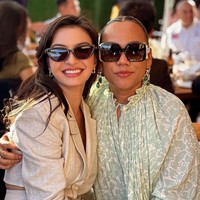 Gaya Raline pun terlihat bak sosialita. Cantik dan menawan, tak sedikit yang memuji penampilan wanita 38 tahun itu. “MasyaAllah cantiknya mbak,” komentar salah seorang netizen. Foto: Instagram/@ralineshah