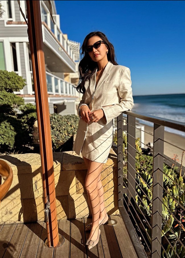 Beberapa netizen juga tampak mengomentari tubuh Raline yang terlihat semakin langsing. Dengan dress pendek, kaki ramping Raline pun jelas terlihat. “Abis lihat paha kaki raline trs liat kaki n paha gw,,pgn nangisss,” komentar netizen. Foto: Instagram/@ralineshah