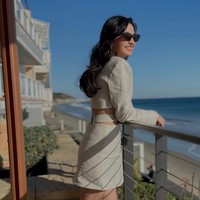 Raline juga tampak menikmati suasana dan pemandangan di sana. Sambil tersenyum, penampilan Raline memang begitu memukau. Foto: Instagram/@ralineshah