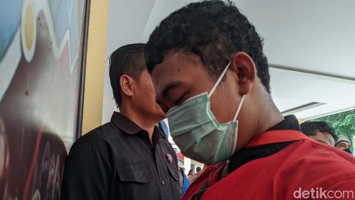 RD, pria asal Mataram yang tega memerkosa anak sahabatnya tertunduk lesu saat dihadirkan dalam konferensi pers di Mapolda NTB, Kamis (18/1/2024). (Foto: Ahmad Viqi/detikBali)