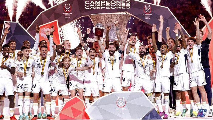 RIYADH, SAUDI ARABIA - JANUARY 14: Players of Real Madrid celebrate with the trophy after winning the Super Copa de España Final match by 4-1 against FC Barcelona on January 14, 2024 in Riyadh, Saudi Arabia. (Photo by Helios de la Rubia/Real Madrid via Getty Images)