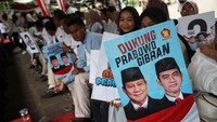 Para relawan hadir dalam deklarasi dengan membawa poster bergambar Prabowo-Gibran.