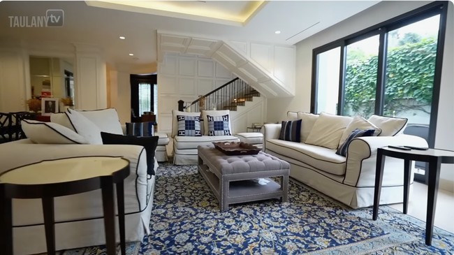 Mereka kemudian merenovasi rumah tersebut dan jadilah sebuah hunian dengan tema desain American style. “Rumah ini direnovasi total,” kata BCL kepada Andre Taulany saat muncul di konten ‘Sidak Rumah’ Taulany TV. (Foto: YouTube/Taulany TV)