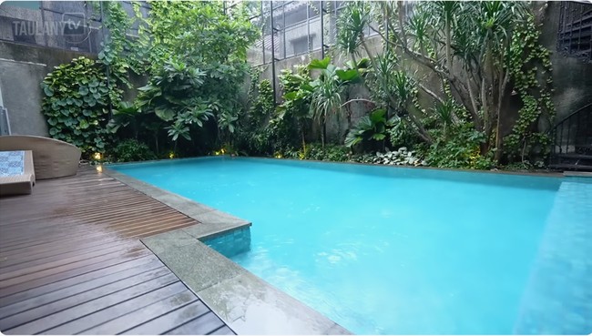 Halaman belakang difungsikan sebagai kolam renang yang terhubung dengan dapur. BCL mengatakan, kolam renang menjadi tempat favorit putranya, Noah. (Foto: YouTube/Taulany TV)