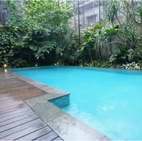 Halaman belakang difungsikan sebagai kolam renang yang terhubung dengan dapur. BCL mengatakan, kolam renang menjadi tempat favorit putranya, Noah. (Foto: YouTube/Taulany TV)