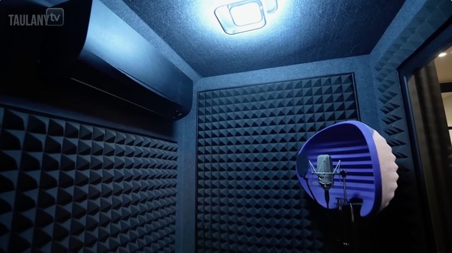 Beginilah penampakan recording booth yang biasa dipakai BCL untuk membuat demo lagu. Aku orangnya introvert, jadi kalau bisa semua dilakukan di rumah, kata BCL yang baru menikah dengan Tiko Pradipta Aryawardhana itu. (Foto: YouTube/Taulany TV)
