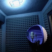 Beginilah penampakan recording booth yang biasa dipakai BCL untuk membuat demo lagu. Aku orangnya introvert, jadi kalau bisa semua dilakukan di rumah, kata BCL yang baru menikah dengan Tiko Pradipta Aryawardhana itu. (Foto: YouTube/Taulany TV)