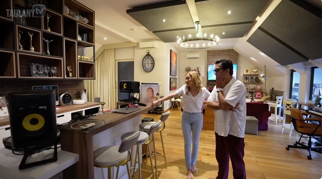 Sementara itu, lantai teratas BCL sebut sebagai tempat healing-nya. Ruangan multifungsi ini terdiri dari area nonton TV hingga studio rekaman mini. (Foto: YouTube/Taulany TV)