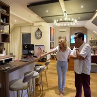 Sementara itu, lantai teratas BCL sebut sebagai tempat healing-nya. Ruangan multifungsi ini terdiri dari area nonton TV hingga studio rekaman mini. (Foto: YouTube/Taulany TV)