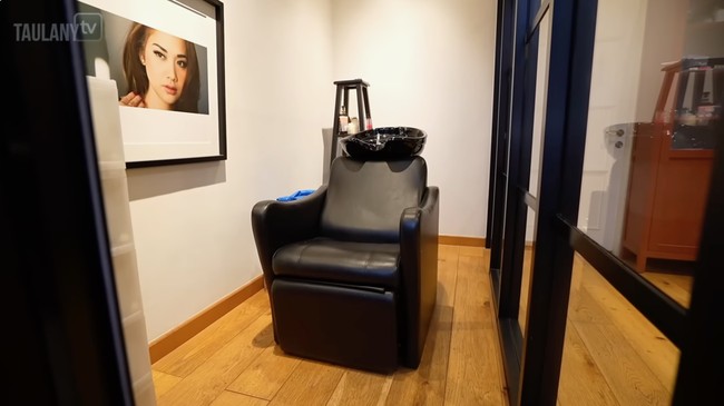 Bahkan salah satu sudut di ruangan ini didedikasikan untuk creambath bak di salon.  (Foto: YouTube/Taulany TV)