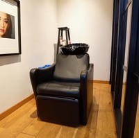 Bahkan salah satu sudut di ruangan ini didedikasikan untuk creambath bak di salon.  (Foto: YouTube/Taulany TV)