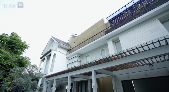 Meski sudah menikah lagi, BCL masih menempati rumah yang dibelinya bersama mendiang Ashraf Sinclair. Mereka membeli rumah yang berlokasi di Pejaten, Jakarta Selatan, tersebut pada 2017 setelah 9 tahun menikah. (Foto: YouTube/Taulany TV)