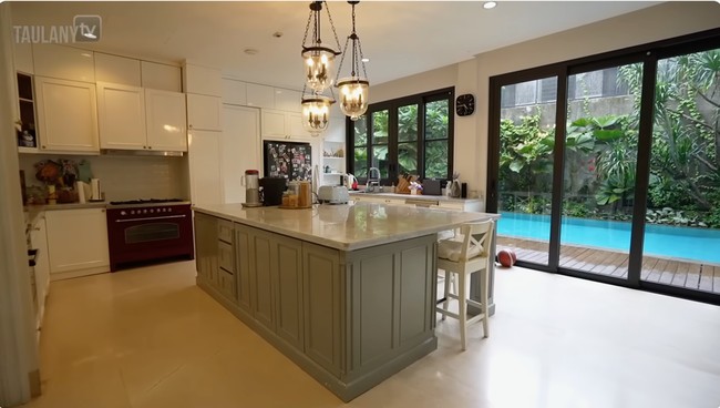 Hobi masak, BCL memastikan dapurnya mumpuni. Tak tanggung-tanggung, bagian island atau meja tengah hadir dalam ukuran besar. Island jadi jantungnya di dapur, yang kadang-kadang nggak muat juga buat masak, tambah pelantun Cinta Sejati ini.(Foto: YouTube/Taulany TV)