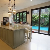 Hobi masak, BCL memastikan dapurnya mumpuni. Tak tanggung-tanggung, bagian island atau meja tengah hadir dalam ukuran besar. Island jadi jantungnya di dapur, yang kadang-kadang nggak muat juga buat masak, tambah pelantun Cinta Sejati ini.(Foto: YouTube/Taulany TV)