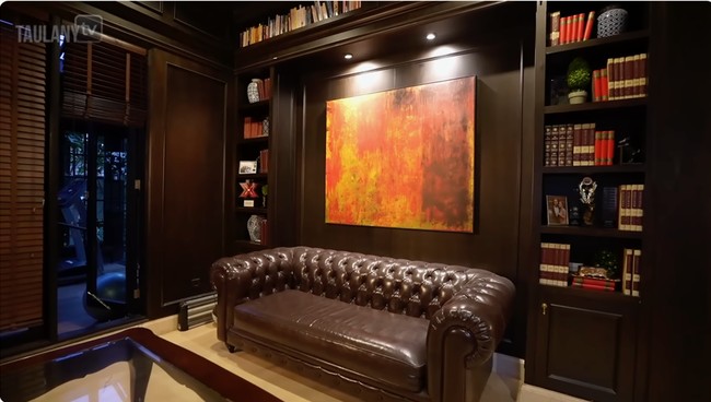 Ruangan ini dulunya berfungsi sebagai tempat Ashraf bekerja. Namun, BCL tetap mempertahankannya. Termasuk lukisan karya Ashraf yang menjadi vocal point di ruang kerja tersebut. (Foto: YouTube/Taulany TV)