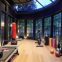 Ruangan kerja Ashraf tersambung dengan gym beratap kaca yang dibangun BCL semasa pandemi. Tadinya ini taman. Selain gym, di sini juga bisa jadi studio pilates. Pelatihnya yang ke rumah, kata penyanyi yang juga aktris ini. (Foto: YouTube/Taulany TV)