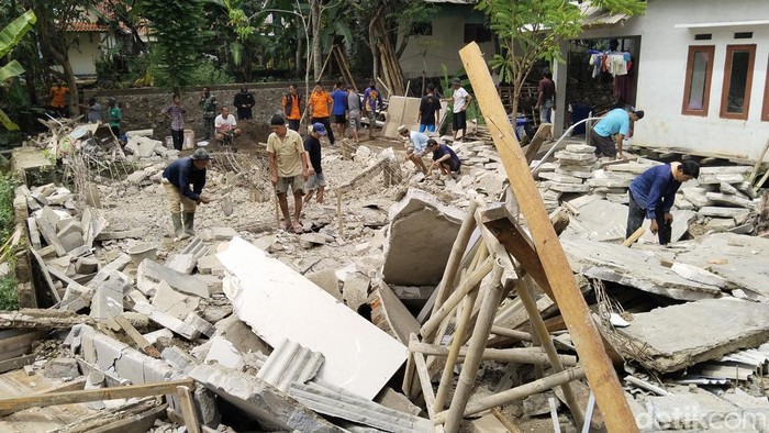 Sejumlah warga bergotong royong membersihkan material bangunan rumah Wawan di Desa Susukan, Kecamatan Cipicung, Kabupaten Kuningan, yang ambruk karena sambaran petir, Kamis (18/1/2024).