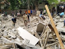 Rumah Wawan di Kuningan Ambruk Disambar Petir