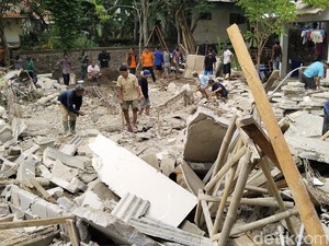 Rumah Wawan di Kuningan Ambruk Disambar Petir