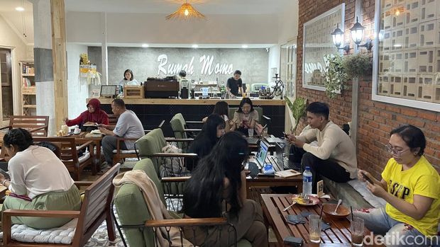 Rumah Momo, kafe dengan perpustakaan mungil dan bernuansa 90-an di Denpasar.