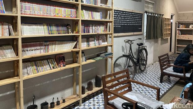 Rumah Momo, kafe dengan perpustakaan mungil dan bernuansa 90-an di Denpasar.