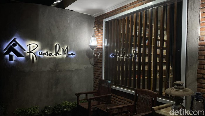 Rumah Momo, kafe dengan perpustakaan mungil dan bernuansa 90-an di Denpasar.