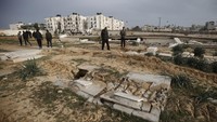 Warga Palestina memeriksa kuburan yang rusak menyusul serangan tank Israel di pemakaman di kamp pengungsi Khan Younis, Jalur Gaza selatan, Rabu (17/1/2024).