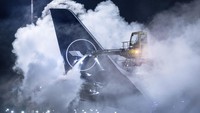 Sebanyak ratusan penerbangan dibatalkan demi keamanan. Tak hanya itu, jadwal kereta api pun ikut dibatalkan.