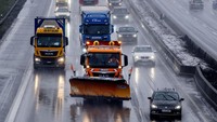 Sebuah truk garam melaju di jalan raya Frankfurt untuk membersihkan tumpukan salju, Rabu (17/1/2024).